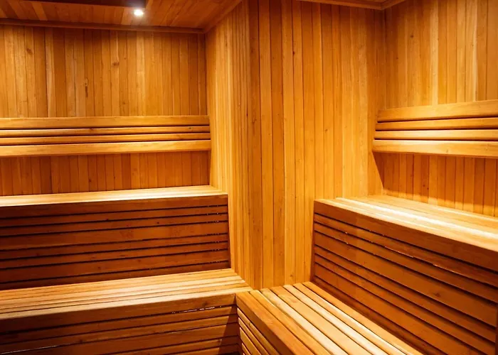 Chic 1brprivate Balcony Sauna, Gym & Wifi *