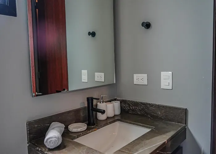 Chic 1brprivate Balcony Sauna, Gym & Wifi Apartment *