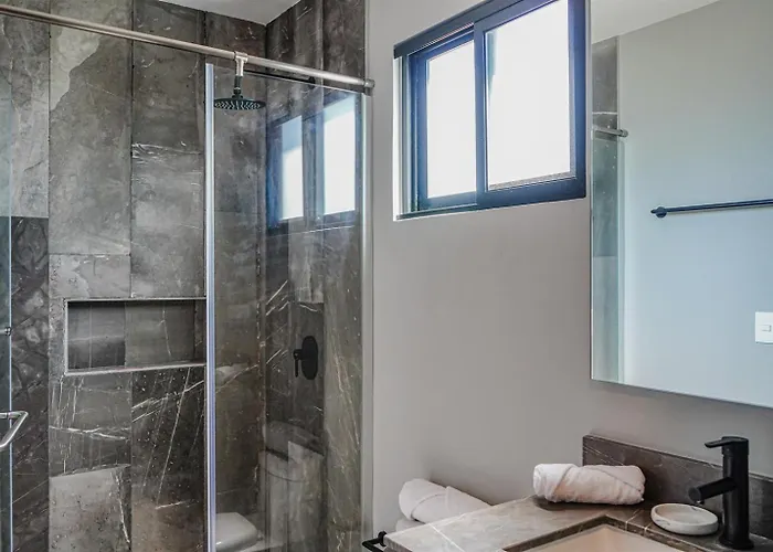 Chic 1brprivate Balcony Sauna, Gym & Wifi Apartment *